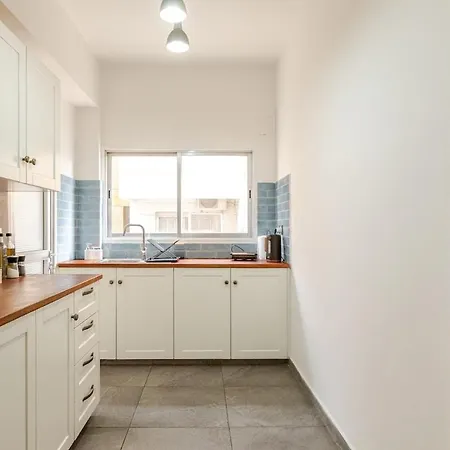 Cosy 2-bedroom Apartment, 10 Minutes From The * Lárnaka