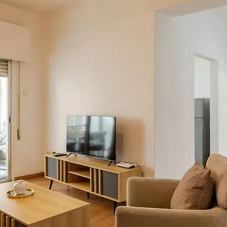 Cosy 2-Bedroom Apartment, 10 Minutes From The Beach Apartment
