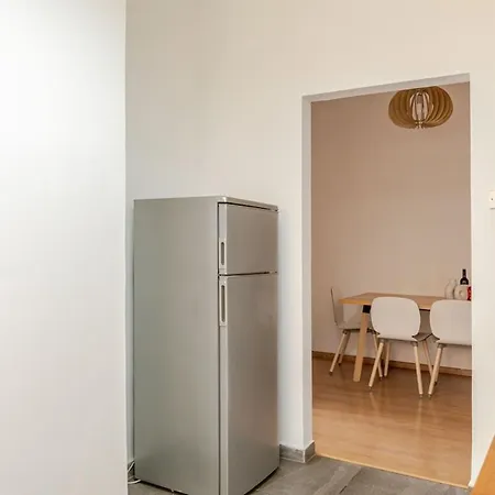 Cosy 2-Bedroom Apartment, 10 Minutes From The Beach