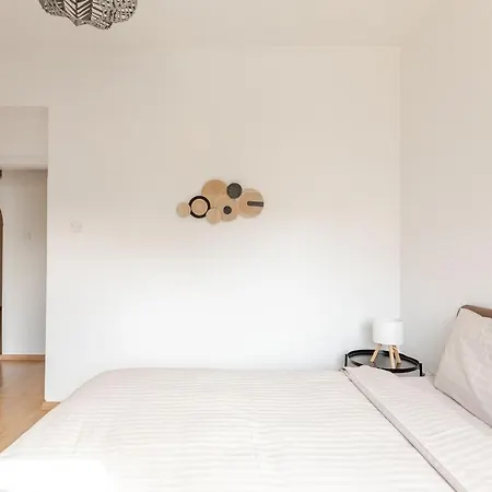 Apartment Cosy 2-Bedroom Apartment, 10 Minutes From The Beach *