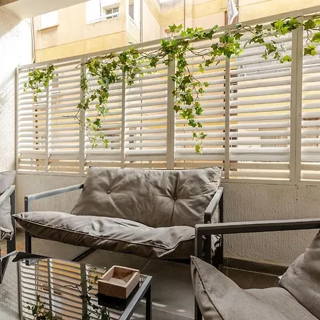 Cosy 2-Bedroom Apartment, 10 Minutes From The Beach
