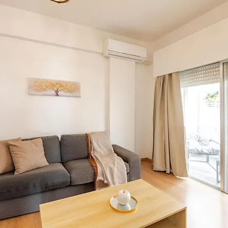 Apartment Cosy 2-Bedroom Apartment, 10 Minutes From The Beach