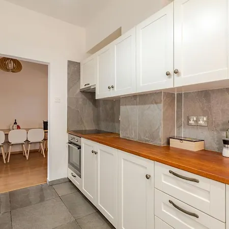 Cosy 2-Bedroom Apartment, 10 Minutes From The Beach *