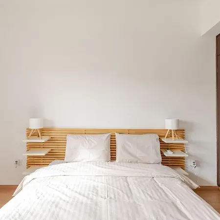 Cosy 2-Bedroom Apartment, 10 Minutes From The Beach *