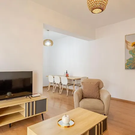 Cosy 2-Bedroom Apartment, 10 Minutes From The Beach *
