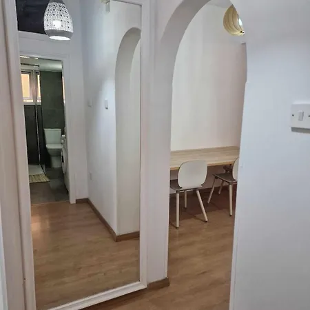 Cosy 2-Bedroom Apartment, 10 Minutes From The Beach