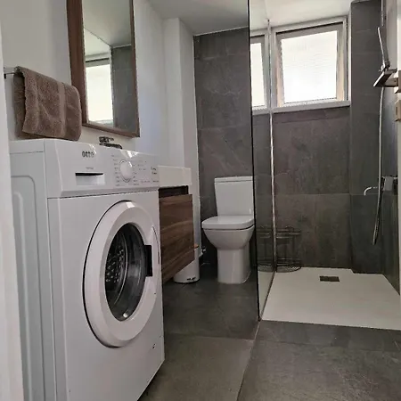 Cosy 2-bedroom Apartment, 10 Minutes From The 公寓