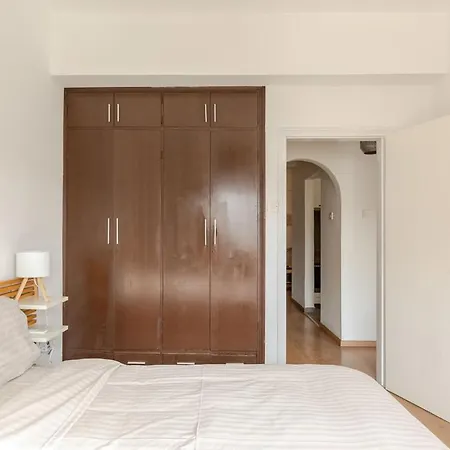 Apartment Cosy 2-Bedroom Apartment, 10 Minutes From The Beach