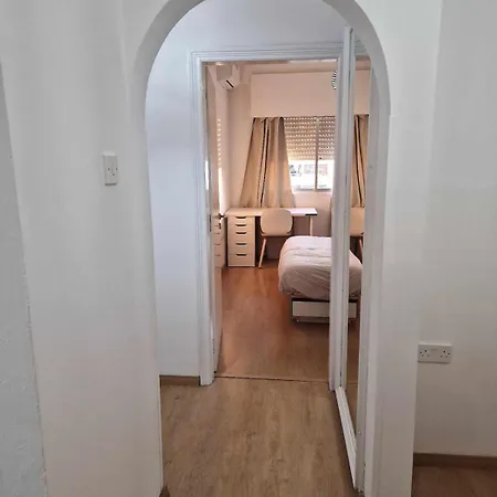 Cosy 2-Bedroom Apartment, 10 Minutes From The Beach Apartment