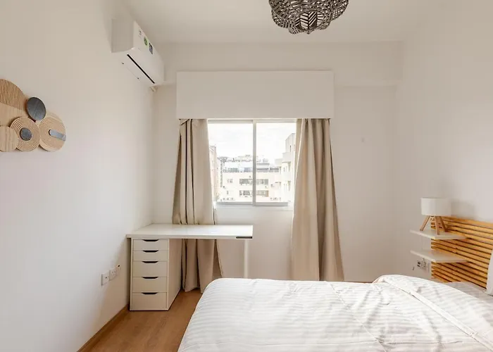 Apartment Cosy 2-bedroom Apartment, 10 Minutes From The *