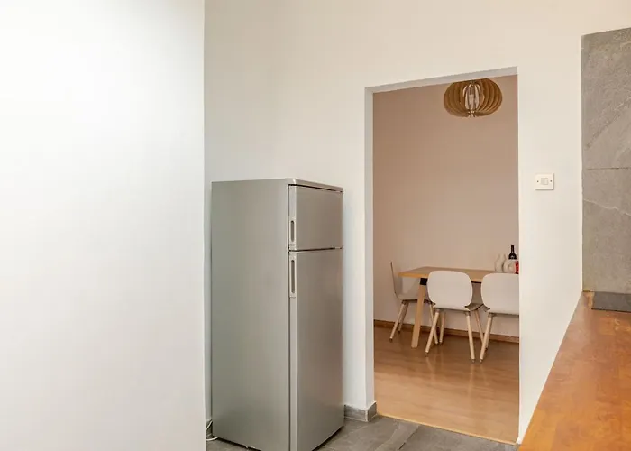 Cosy 2-bedroom Apartment, 10 Minutes From The