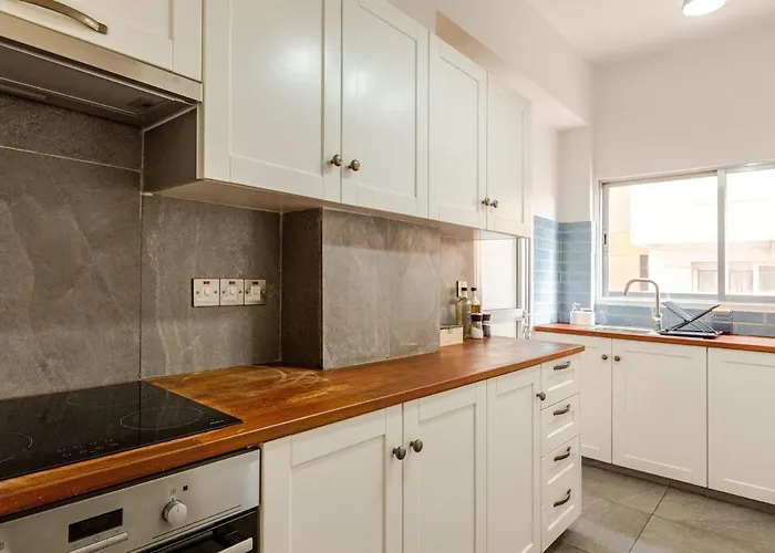 Cosy 2-bedroom Apartment, 10 Minutes From The *