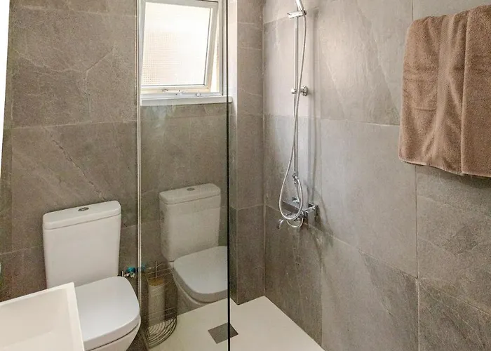 Cosy 2-bedroom Apartment, 10 Minutes From The *