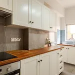 Cosy 2-bedroom Apartment, 10 Minutes From The *