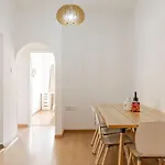 Cosy 2-bedroom Apartment, 10 Minutes From The شقة