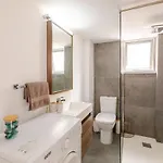 Cosy 2-bedroom Apartment, 10 Minutes From The * لارنكا