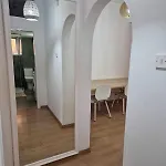 Cosy 2-bedroom Apartment, 10 Minutes From The
