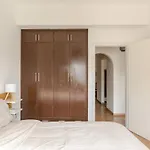 شقة Cosy 2-bedroom Apartment, 10 Minutes From The